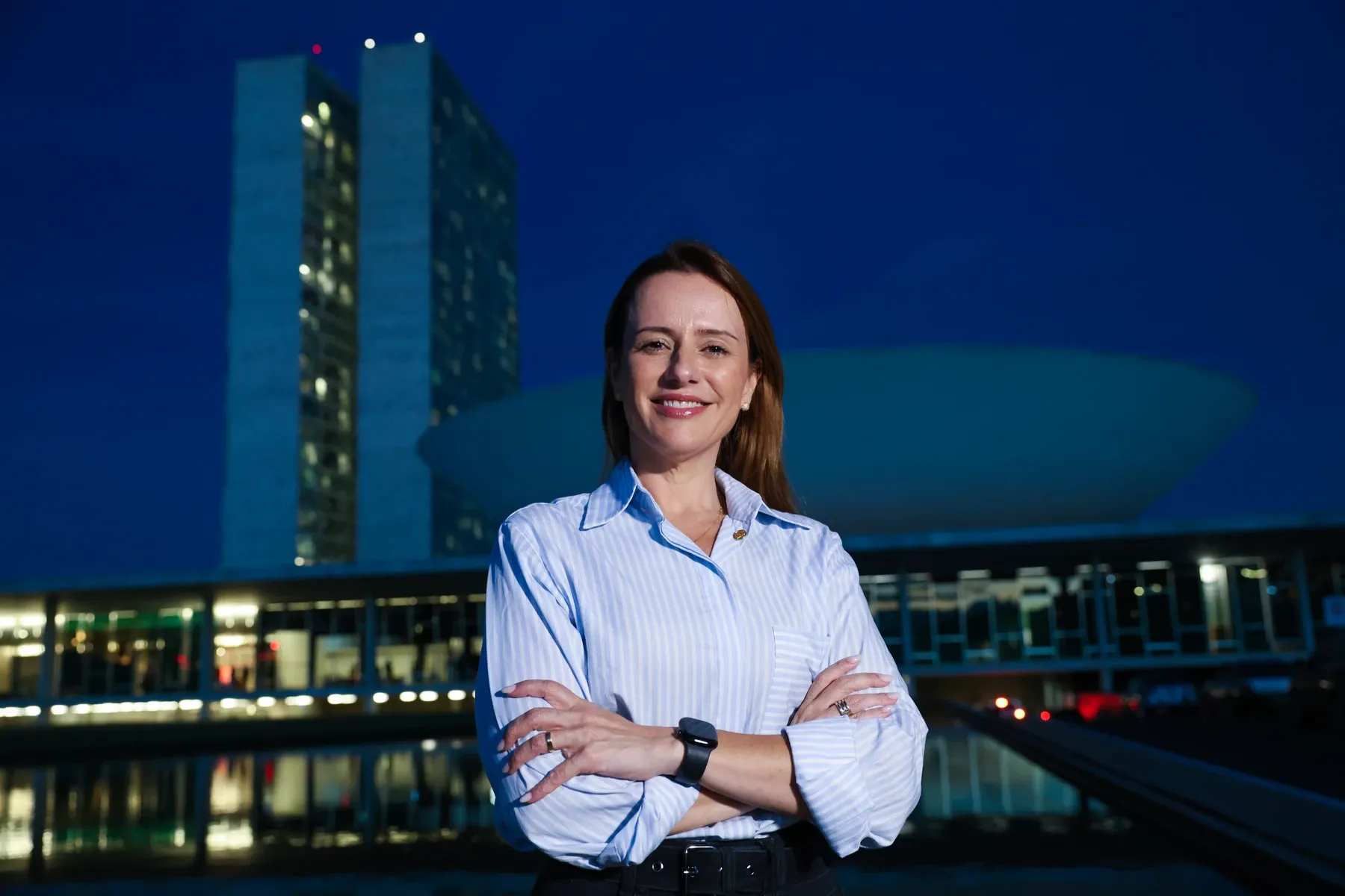 Kátia Dias de braços cruzados em frente ao Congresso Nacional, em Brasília